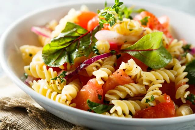 Recette de salade de pâtes froide simple et délicieuse pour l'été Recette de salade de pâtes froide simple et délicieuse pour l'été