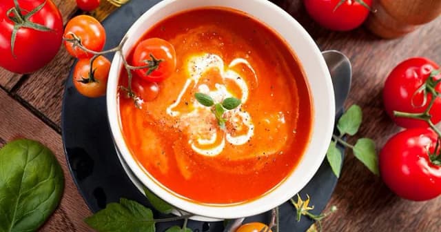 Recette de soupe tomate fraîche : un goût irrésistible et réconfortant Recette de soupe tomate fraîche : un goût irrésistible et réconfortant