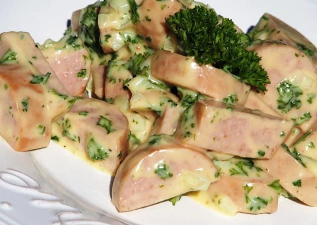 Recette facile de salade de cervelas lyonnaise pour un repas savoureux Recette facile de salade de cervelas lyonnaise pour un repas savoureux