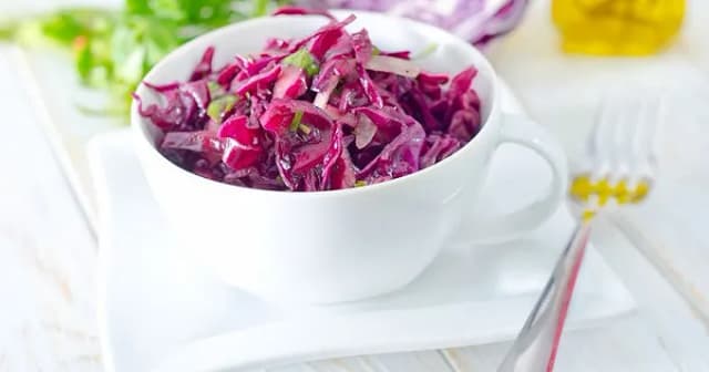 Recette de salade de chou rouge : une entrée fraîche et saine à essayer Recette de salade de chou rouge : une entrée fraîche et saine à essayer