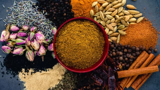 Les épices incontournables pour un couscous savoureux et authentique Les épices incontournables pour un couscous savoureux et authentique