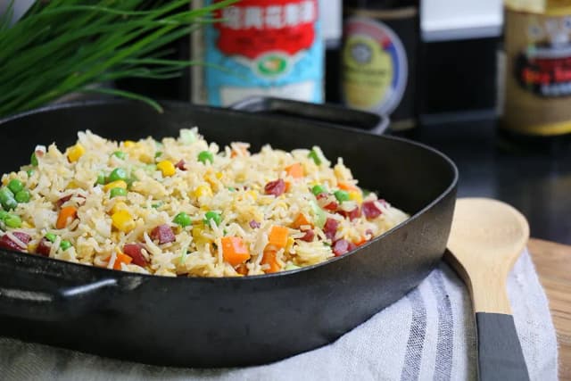 Ingrédients essentiels du riz cantonais pour un plat réussi Ingrédients essentiels du riz cantonais pour un plat réussi